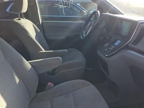 Used 2019 Toyota Sienna L image 7