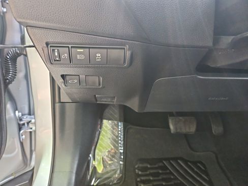 Used 2026 Toyota Corolla Cross XLE w/ Convenience Package FWD image 19