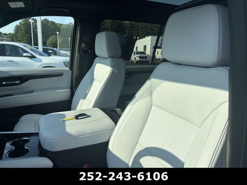 Used 2025 Chevrolet Suburban Premier RWD image 31