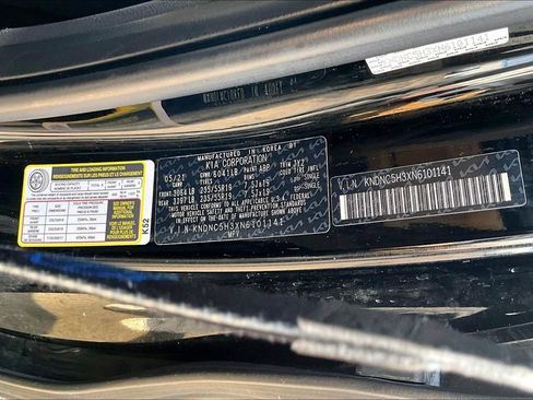 Used 2022 Kia Carnival EX image 17