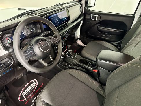 Used 2024 Jeep Wrangler Unlimited w/ Convenience Group AWD/4WD image 19