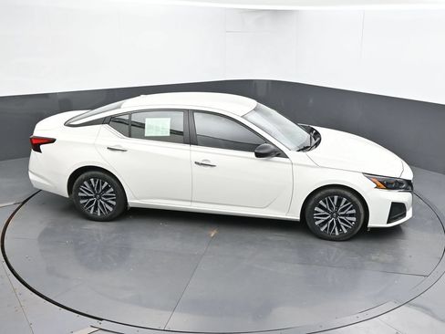 Used 2025 Nissan Altima 2.5 SV FWD image 35