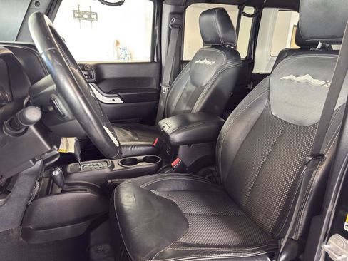 Used 2015 Jeep Wrangler Unlimited Sahara image 16