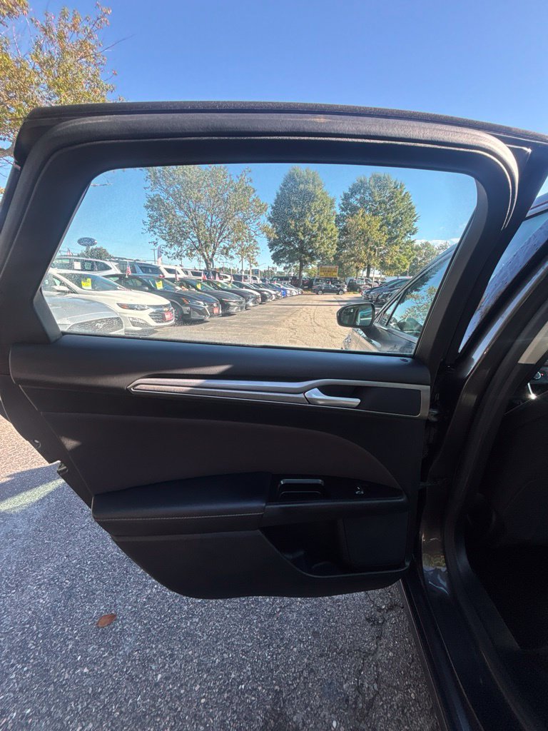 Used 2017 Ford Fusion SE FWD image 20
