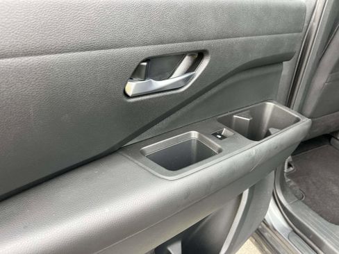 Used 2022 Nissan Pathfinder SV w/ SV Premium Package image 12