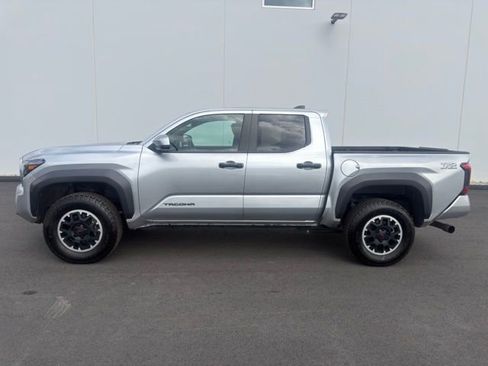 Used 2024 Toyota Tacoma TRD Off-Road AWD/4WD image 9