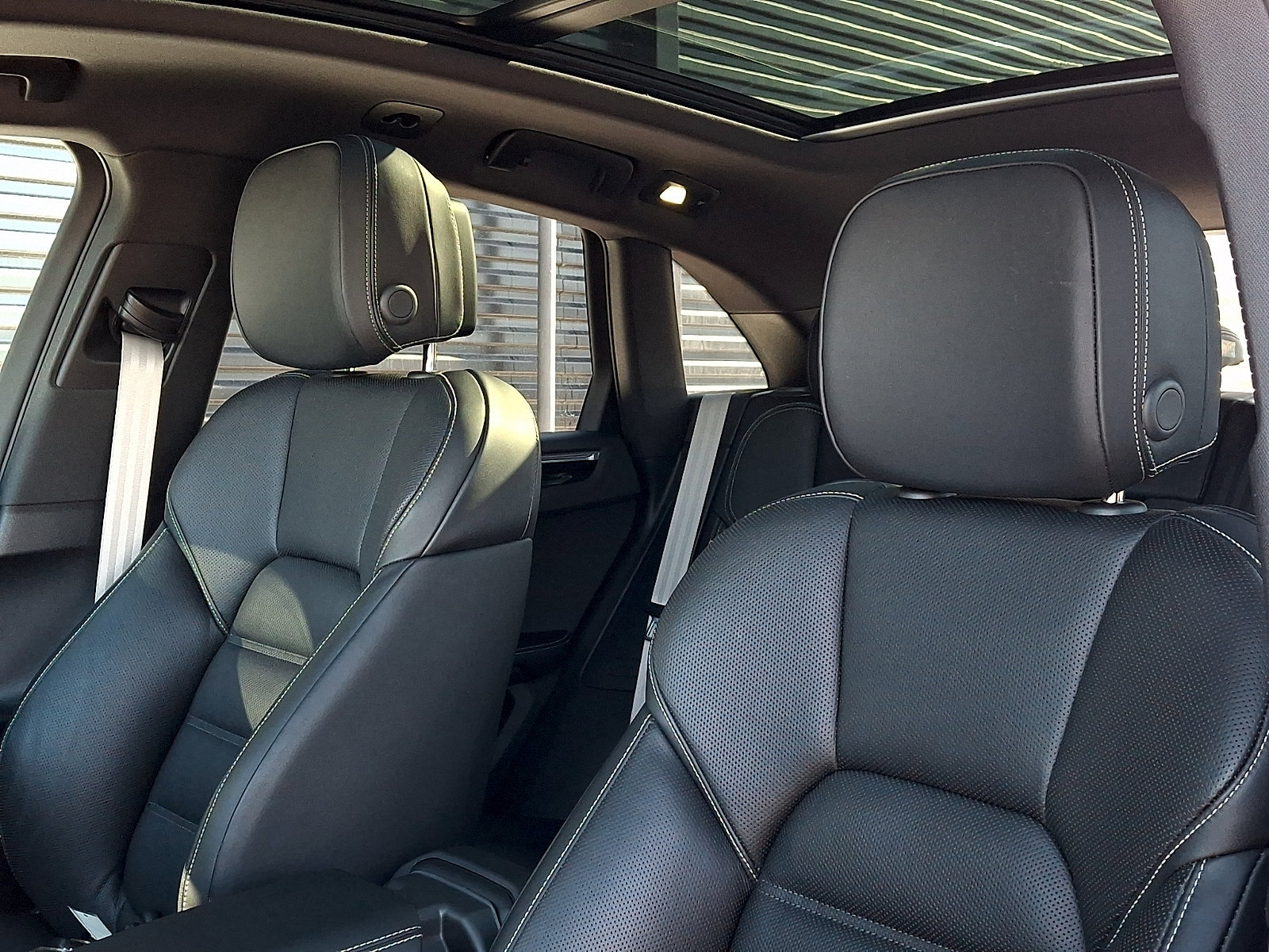 Certified 2025 Porsche Macan AWD/4WD image 5