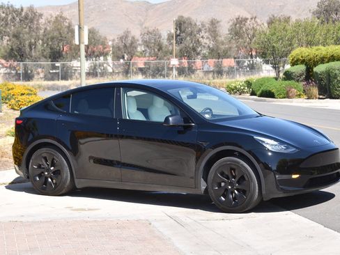 Used 2022 Tesla Model Y Long Range image 30