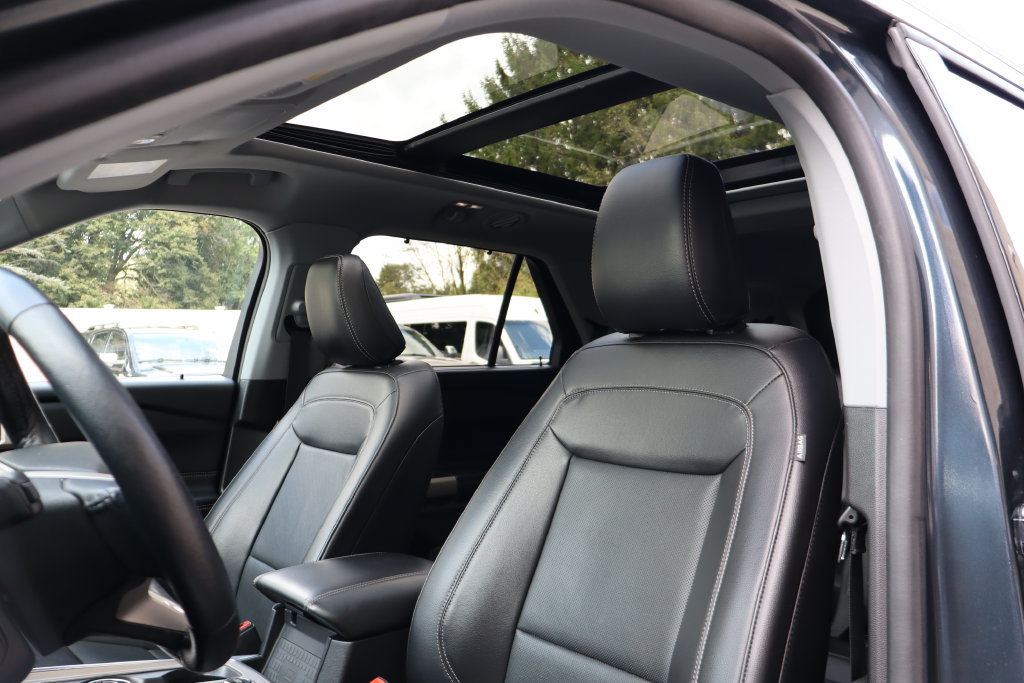 Used 2022 Ford Explorer Limited w/ Equipment Group 301A AWD/4WD image 4
