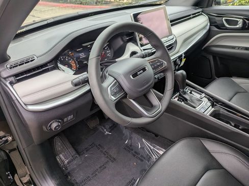 Used 2025 Jeep Compass Limited image 10