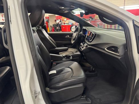 Used 2025 Chrysler Pacifica Select FWD image 19