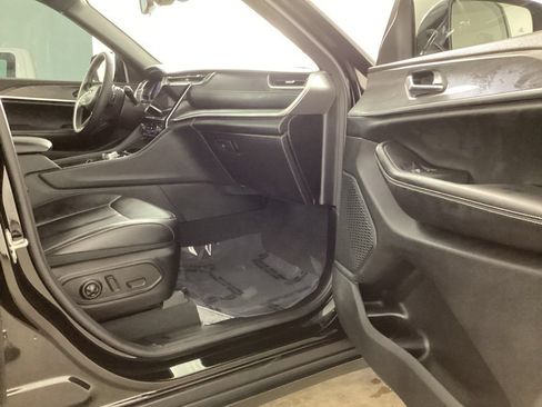 Used 2024 Jeep Grand Cherokee L Limited w/ Black Appearance Package AWD/4WD image 19