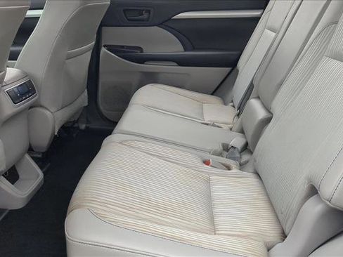 Used 2016 Toyota Highlander Plus FWD image 16