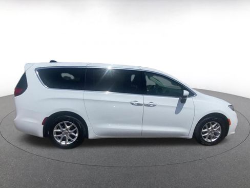 Used 2023 Chrysler Pacifica Touring-L image 16