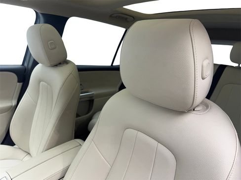 Used 2023 Mercedes-Benz EQB 300 4MATIC image 27