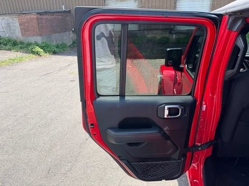 Used 2019 Jeep Wrangler Unlimited Sahara AWD/4WD image 17