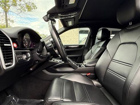 Used 2023 Porsche Cayenne w/ Premium Package image 10