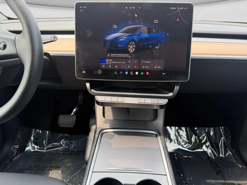 Used 2024 Tesla Model Y Long Range AWD/4WD image 18