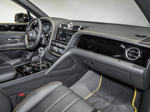 Used 2025 Bentley Bentayga image 4