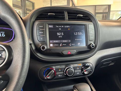 Used 2025 Kia Soul LX w/ LX Technology Package FWD image 16