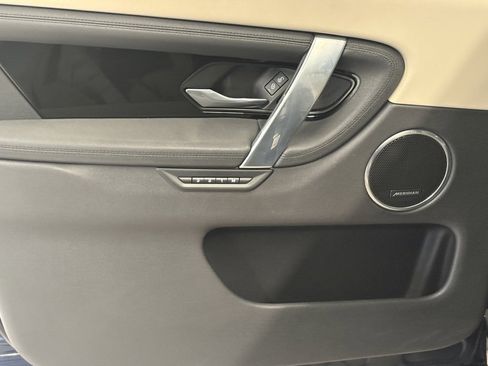 Used 2020 Land Rover Discovery Sport SE image 17