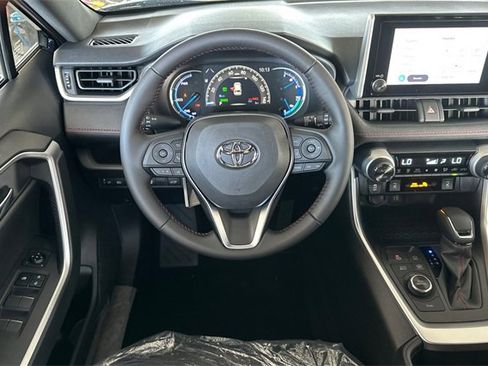 Used 2025 Toyota RAV4 SE image 12