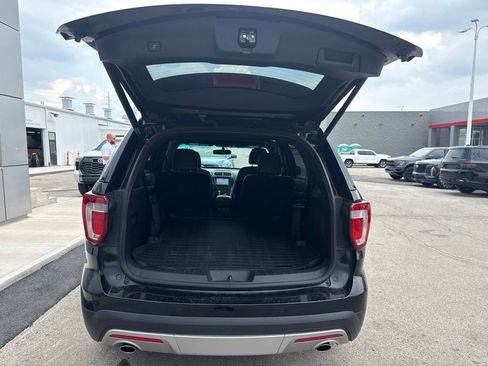 Used 2017 Ford Explorer XLT w/ Equipment Group 202A AWD/4WD image 22