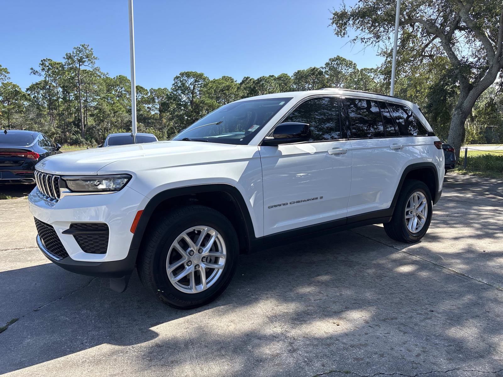 Used 2023 Jeep Grand Cherokee Laredo AWD/4WD image 7