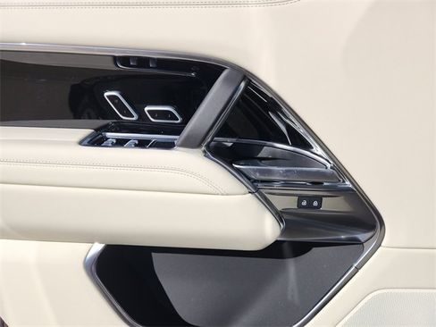 New 2026 Land Rover Range Rover SE image 16