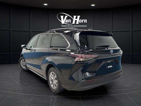 Used 2025 Toyota Sienna XLE FWD image 5