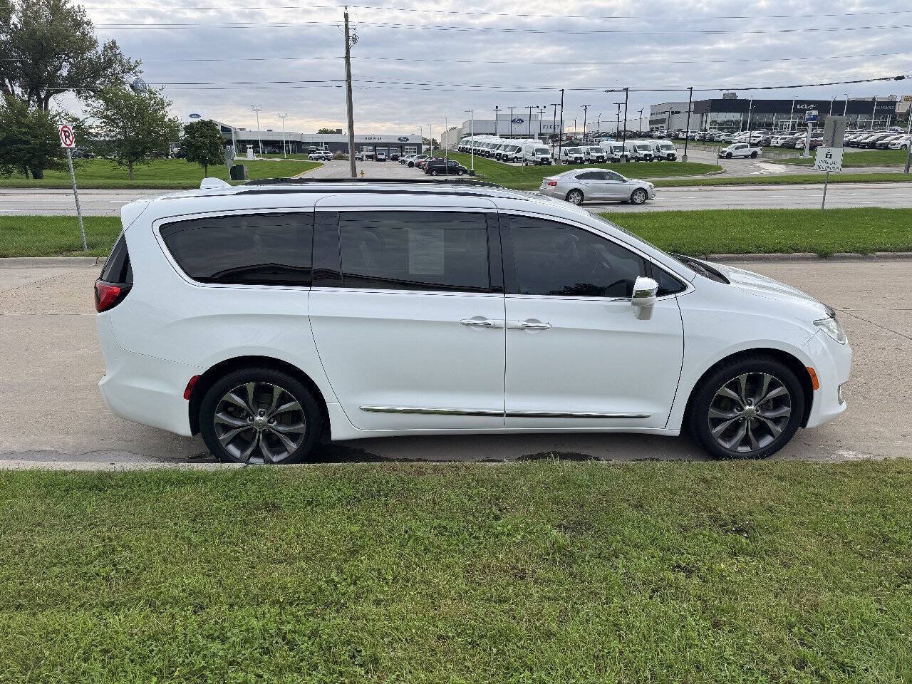 Used 2017 Chrysler Pacifica Limited w/ Tire & Wheel Group FWD image 6