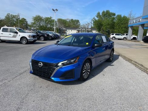 Used 2025 Nissan Altima 2.5 SV image 3