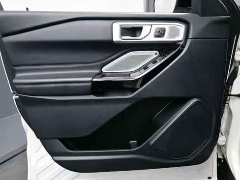 Used 2023 Ford Explorer Platinum w/ Technology Package AWD/4WD image 9