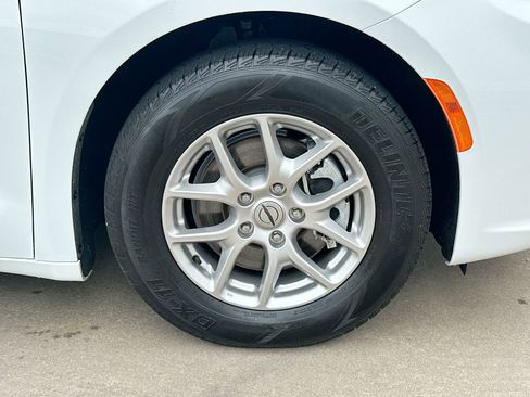 Used 2025 Chrysler Pacifica Select FWD image 10