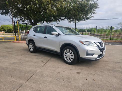 Used 2018 Nissan Rogue S image 1