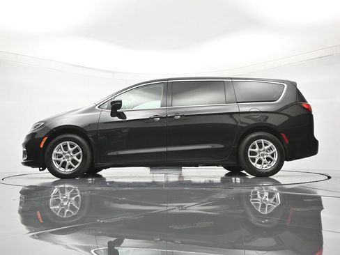 Used 2023 Chrysler Pacifica Touring-L FWD image 43