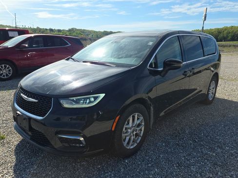 Used 2023 Chrysler Pacifica Touring-L FWD image 3