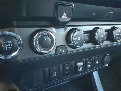 Used 2019 Toyota Tacoma TRD Off-Road image 17