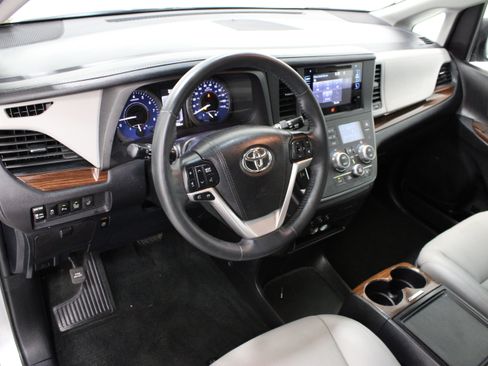 Used 2017 Toyota Sienna Limited FWD image 13