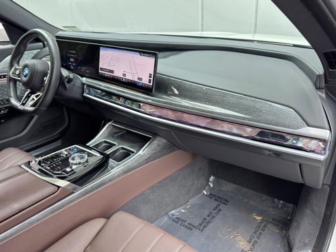 Used 2023 BMW i7 xDrive60 w/ Executive Package 2 AWD/4WD image 15