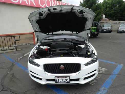 Used 2018 Jaguar XE RWD image 12
