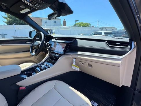 New 2026 Jeep Grand Cherokee Limited AWD/4WD image 18