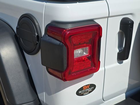Used 2024 Jeep Wrangler Unlimited Rubicon AWD/4WD image 33