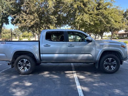 Used 2017 Toyota Tacoma TRD Sport w/ Tow Package RWD image 9