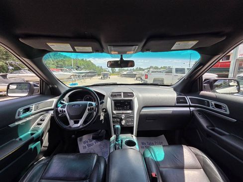 Used 2014 Ford Explorer XLT w/ Equipment Group 202A AWD/4WD image 18