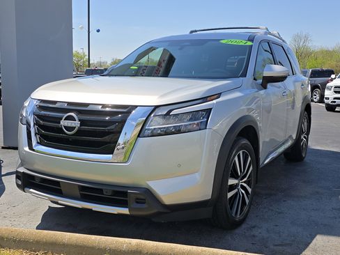 Used 2024 Nissan Pathfinder Platinum image 7
