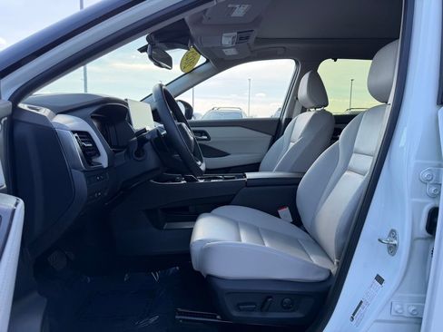 Used 2025 Nissan Rogue SL w/ Tech Package AWD/4WD image 12