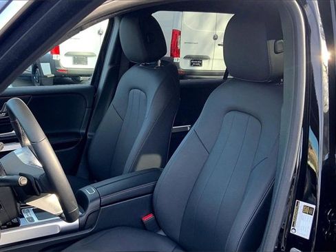 Used 2025 Mercedes-Benz GLB 250 4MATIC image 6