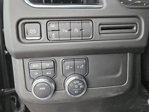 Used 2024 GMC Yukon SLT image 16