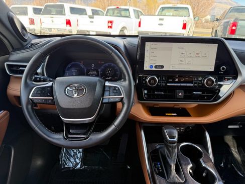 Used 2024 Toyota Highlander Platinum AWD/4WD image 35